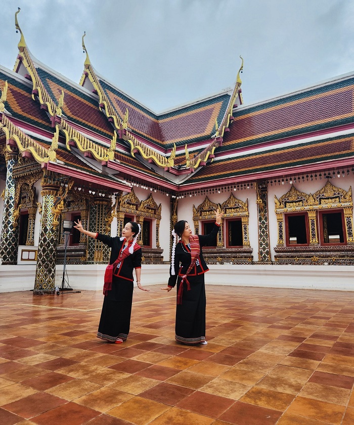 Du khách thích thú với điệu múa và trang phục của dân tộc Phuthay ở Thái Lan
